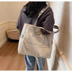Détail du grand sac cabas en toile blanc cassé avec bandoulière tissée et imprimé