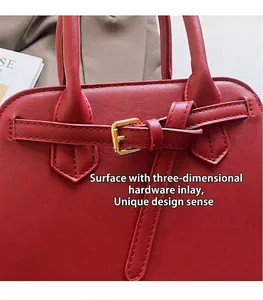 Dettaglio borsa da sposa in pelle rossa con texture fine e fibbia in metallo dorato