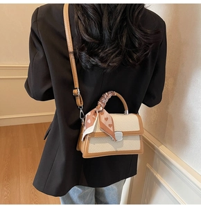 Détail du sac contrasté avec foulard à motif cœur et boucle métallique argentée