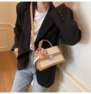 Détail de la texture tissée et bordure en cuir avec foulard en soie à imprimé cœur