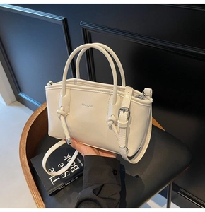 Dettaglio della borsa tote crema in ecopelle con finiture argento e nodo in pelle