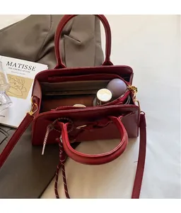 Vista dall'alto della borsa da sposa rossa con ampio spazio interno per il trucco
