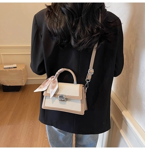 Détail du sac bandoulière en tissu tissé avec poignée en foulard sur mannequin