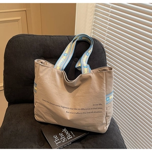 Détail du grand sac cabas en toile kaki avec bandoulière tissée sur velours