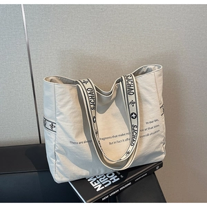 Détail du fourre-tout blanc crème avec bandoulière logo SJCHAO et tissu en toile texturée