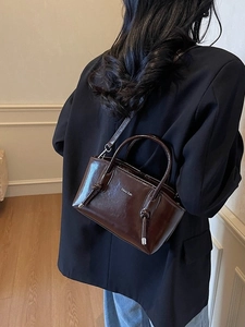 Borsa tote in pelle lucida marrone scuro con manico a nodo per il look quotidiano