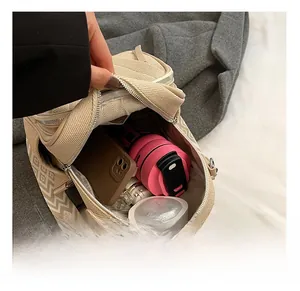Detailansicht des geräumigen Innenfachs des beigen Rucksacks mit verschiedenen Artikeln