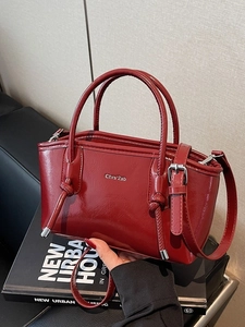Borsa tote rossa lucida in ecopelle con doppi manici e tracolla regolabile in vita