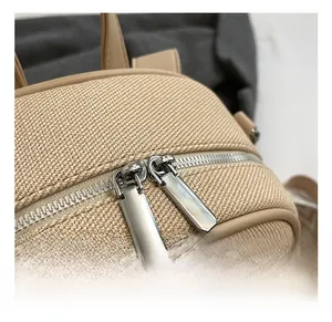 Nahaufnahme des hochwertigen Stoffrucksacks mit silbernen Beschlägen und Doppelreißverschluss