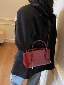Borsa tote rossa scuro lucida in pelle con scritte bianche e tracolla staccabile
