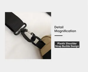 Dettaglio della fibbia in plastica nera sulla tracolla della borsa in nylon