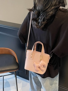 Schicke rosa Beuteltasche mit Sternprägung, Tragegriff und Welpenanhänger für Damen