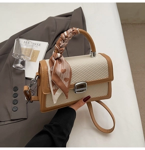 Détail du sac à main en tissu tissé avec foulard à motifs cœur et fermoir en métal
