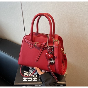 Dettaglio borsa da sposa rossa con pelle liscia e fibbia dorata decorativa di lusso