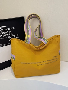 Grand sac fourre-tout en nylon jaune vif avec imprimé graphique moderne et sangle tissée