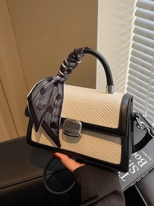 Mini sac carré tissé beige avec bordures en cuir noir et poignée décorée d'un foulard