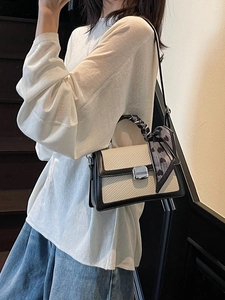 Petit sac carré crème chic avec bordure noire et foulard en soie à motif cœurs