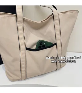 Detailansicht der Rücktasche einer Canvas-Tragetasche mit Platz für ein Smartphone