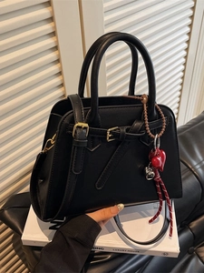 Borsa a mano classica in pelle nera da donna con ciondolo a cuore rosso e manico