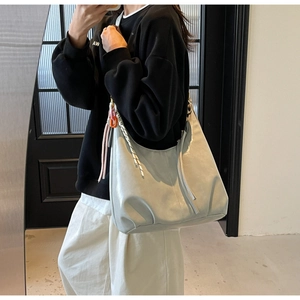 Gros plan du grand sac cabas bleu clair avec nœud décoratif et texture en cuir lisse