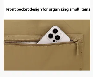 Detail der vorderen Reißverschlusstasche an einer khakifarbenen Nylon-Reisetasche