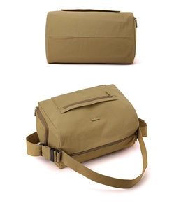 Makro-Detail der khakifarbenen Nylon-Reisetasche mit verstellbarem Gurt und Reißverschluss