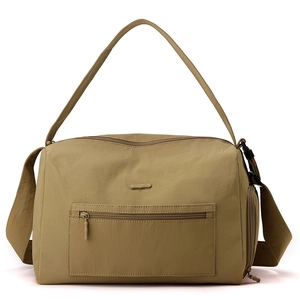Detailansicht der khakifarbenen Nylontasche mit Reißverschlüssen und verstellbarem Gurt