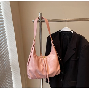 Vue détaillée du sac cabas plissé rose en similicuir avec bandoulière réglable et zip