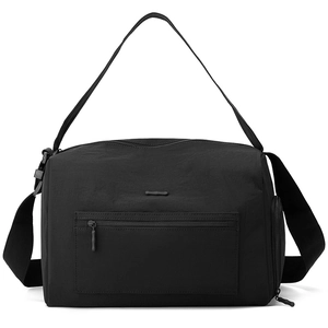 Detail der wasserdichten schwarzen Nylon-Reisetasche mit Reißverschlüssen und Gurt