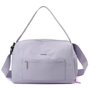Detailansicht der Taschenstruktur und Nylon-Textur der lavendelfarbenen Reisetasche