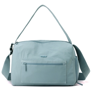Detail der hellblauen Nylon-Reisetasche mit Front-Reißverschlusstasche und Textur