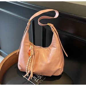 Sac fourre-tout rose en cuir brillant avec bandoulière réglable et breloque colorée