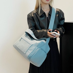 Detailansicht der hellblauen Nylon-Reisetasche mit wasserfester Textur und Gurt