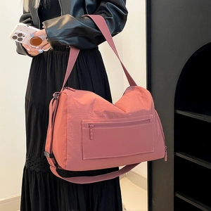 Detail der altrosa Reisetasche mit funktionaler Reißverschlusstasche vorne und Nylonmaterial