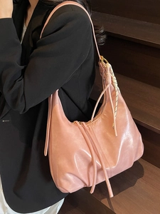 Sac hobo rose grande capacité avec pompon et breloque tissée pour femme