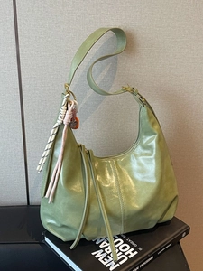 Sac hobo vert clair en similicuir huilé avec bandoulière réglable et breloques décoratives
