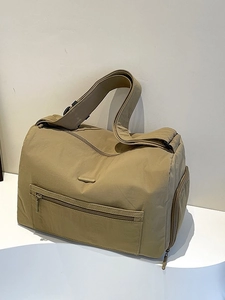 Große khakifarbene Reisetasche aus Nylon mit Fronttasche und verstellbarem Schultergurt