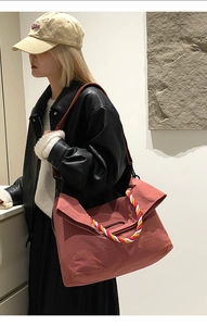 Détail du sac cabas vieux rose avec poignées en corde tressée et large bandoulière