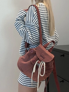 Rostrote Vintage-Mini-Rucksacktasche mit weißem Kordelzug und stilvoller Klappe