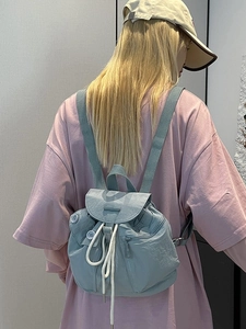 Minimalistischer minzgrüner Mini-Rucksack für Damen im lässigen Outdoor-Stil