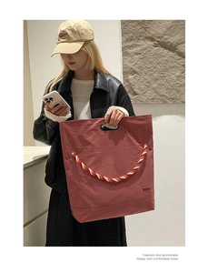 Détail du grand sac cabas en nylon avec corde tressée colorée et poignée découpée