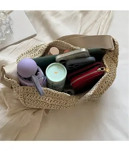 Vista interna della grande borsa hobo intrecciata beige con zip e tracolla in tessuto