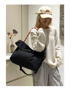 Détail du sac cabas en nylon noir avec bandoulière en corde tressée colorée