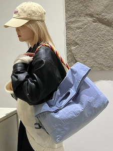 Sac fourre-tout en nylon bleu clair avec bandoulière tressée colorée au style urbain