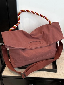 Grand sac cabas rouge brique avec poignée tressée tricolore et bandoulière réglable