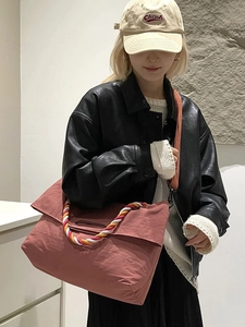 Grand sac cabas en nylon rose avec poignées tressées colorées et bandoulière