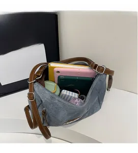 Vista dall'alto dell'interno della borsa denim blu che mostra lo spazio per tablet e note