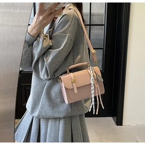 Borsa a tracolla rosa con sciarpa di seta decorativa mostrata in un selfie specchio trendy