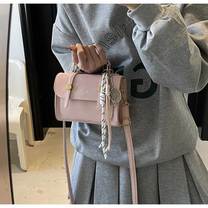 Borsa a tracolla in pelle PU rosa con ciondolo racchetta da tennis e corda intrecciata