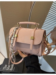Borsa a tracolla rosa da donna con finiture dorate e manico superiore alla moda